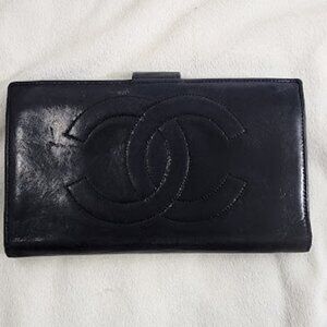 Chanel 1991-1994 Long Wallet. Lambskin. Black. Interior is clean.